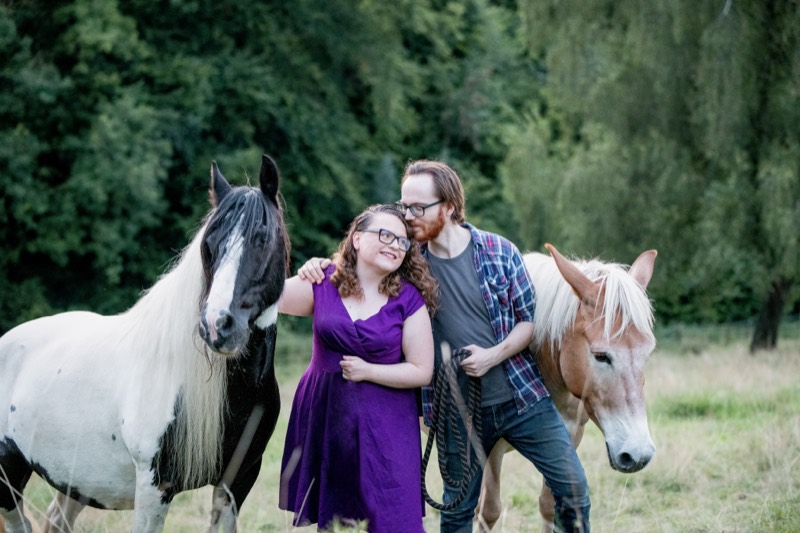 Julia und Lukas auf der Weide
